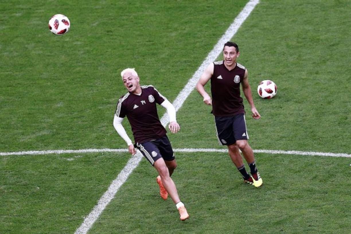 Mexico's forward Javier Hernandez (L) and midfielder Andres Guardado take part to a training session at the Samara Arena stadium on the eve of the Russia 2018 World Cup round of 16 football match between Brazil and Mexico on July 1, 2018 in Samara. / AFP PHOTO / Benjamin CREMEL
