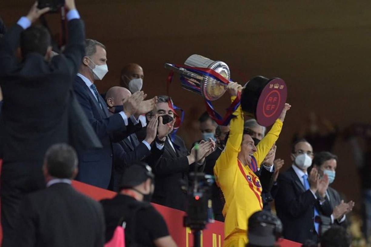 Messi alzando el trofeo de la Copa del Rey mientras el Rey Felipe aplaude.
