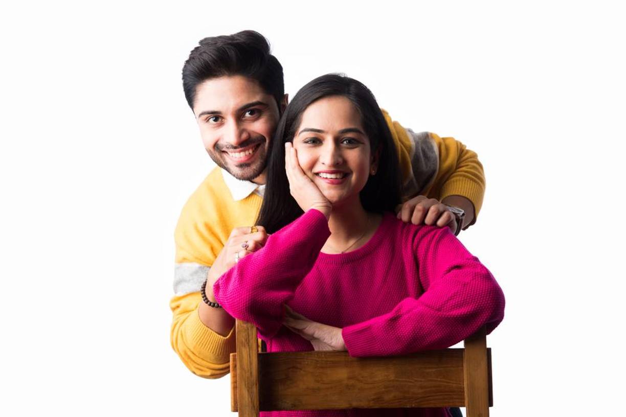 2. Reírse de sí mismo: “Todos tenemos la capacidad de reírnos de nosotros mismos, aunque pocas veces somos conscientes de los beneficios de hacerlo. Cuando aplicamos el humor, es como si se abriera una ventana por donde entra aire fresco”, señala Rabasco. “Cuando nos reímos de lo que nos sucede, no solo aceptamos el hecho, sino que lo trascendemos. Estamos, poderosamente, quitando importancia al asunto”.