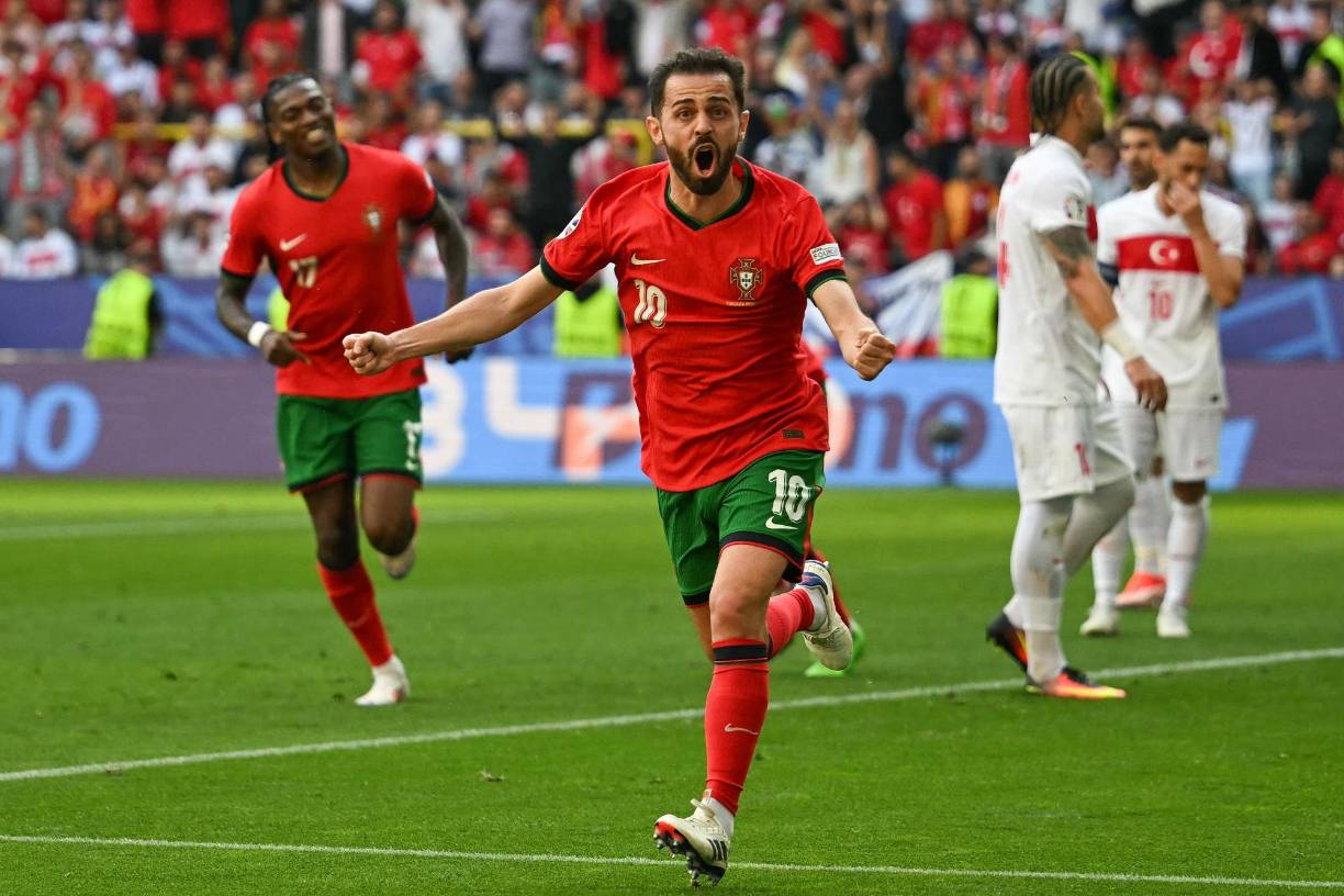 La lata se abrió en el minut 22, cuando Nuno Mendes dobló a Rafael Leao y el balón se paseó hasta que llegó a Bernardo Silva, letal al primer toque ante Altay Bayindir. Un atacante del Manchester City batiendo a un arquero del United.