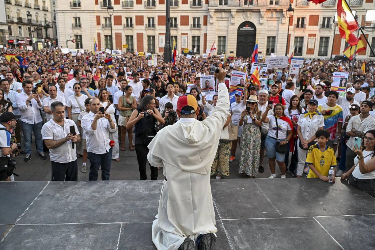  Otros de los participantes portaban fotos de detenidos “injustamente” en las protestas en Venezuela para denunciar que en las elecciones del pasado 28 de julio se produjo un fraude al proclamar ganador a Maduro frente al candidato opositor González Urrutia.