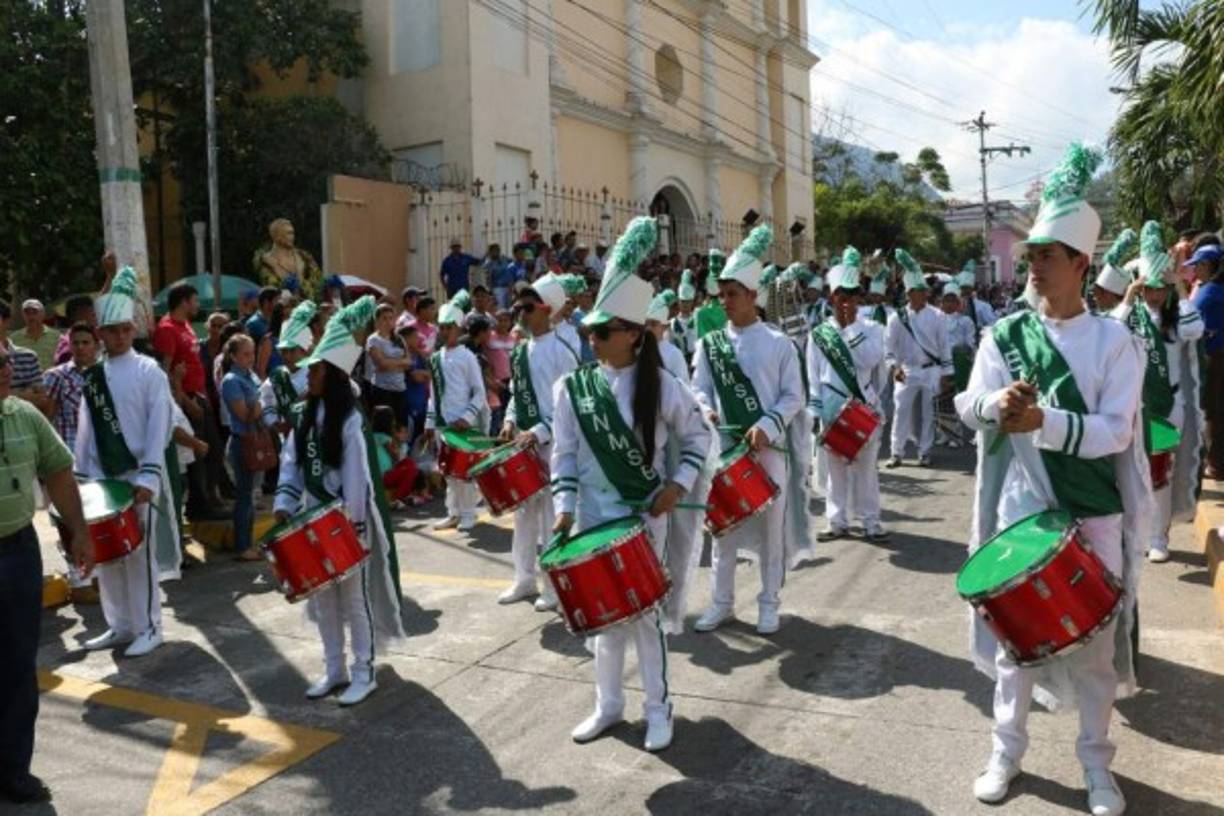 Estudiantes representan a su instituto mediante su banda de guerra en Santa Bárbara.