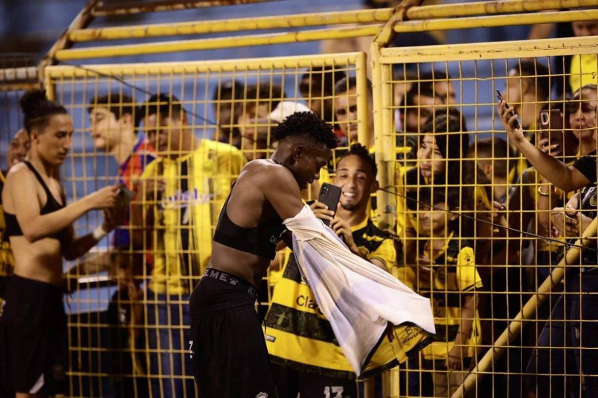 Dixon Ramírez regaló su camiseta a una aficionada del Real España en las graderías del estadio Olímpico.