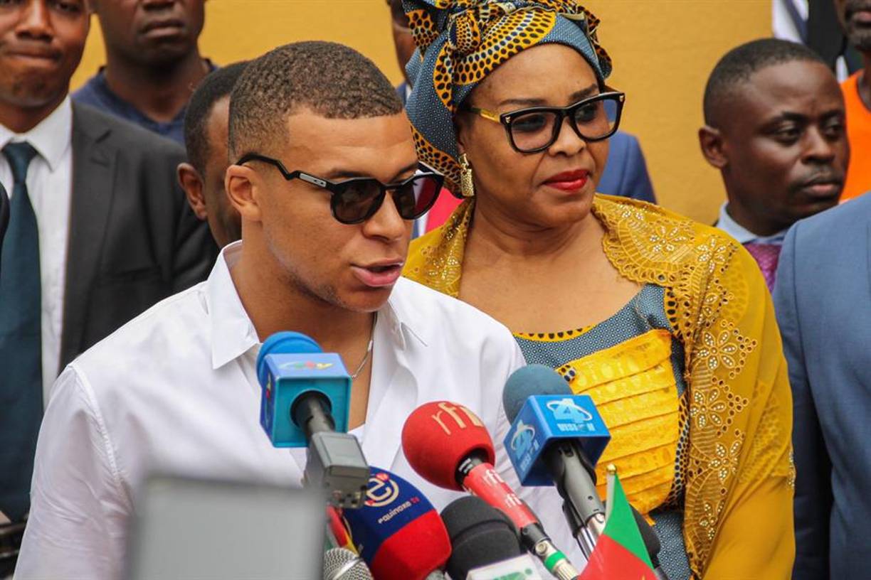 En su visita a Camerún también habló de su futuro: “¿Dónde jugaré la próxima temporada? Ahora mismo estoy en Camerún y eso es lo más importante. Quiero disfrutar de mis vacaciones y de mi estancia aquí en Camerún. Eso es todo lo que me importa”, aseguró Mbappé.