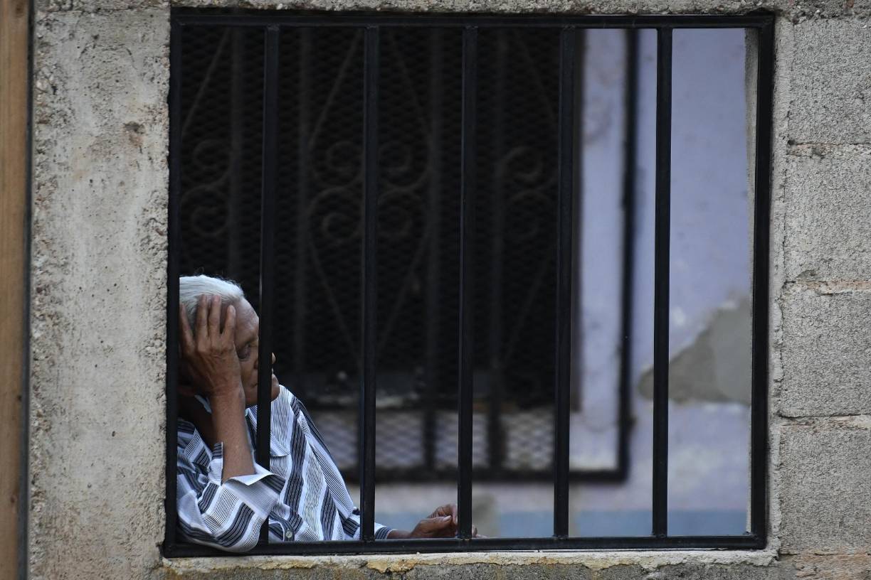 Las mujeres y niños sacaron y cargaban los objetos de menor peso, como ser bolsas de ropa y recipientes con artículos de la canasta básica.