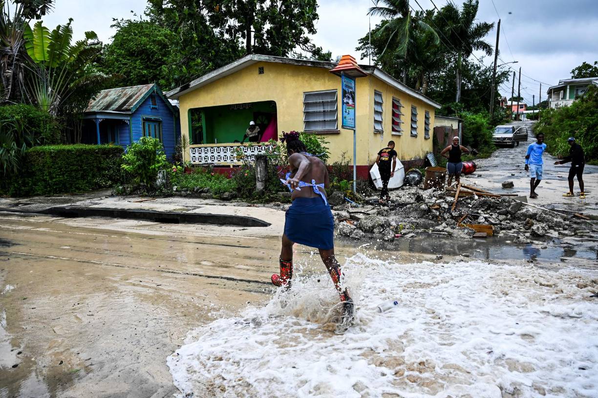 Barbados, Santa Lucía, San Vicente y las Granadinas, Granada y Tobago están bajo alerta de huracán y en Martinica, Dominica y Trinidad rige una advertencia por tormenta tropical.