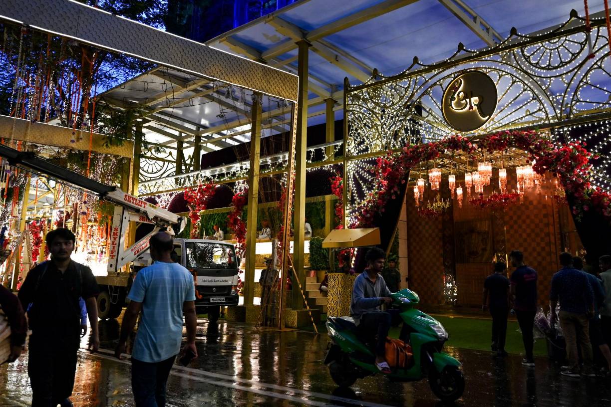 Por fin, y al más puro estilo indio, la boda de verdad empieza mañana en el un centro de convenciones de Bombay propiedad de la empresa de Ambani padre, y se extenderá a lo largo de tres días y un sinfín de eventos y tradiciones.