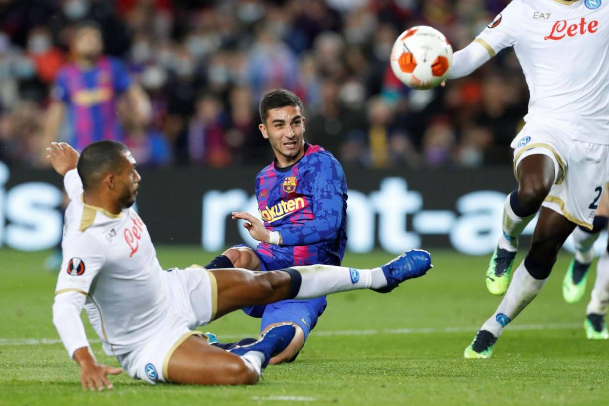 Ferran Torres le pegó así a una clara oportunidad para marcar, pero falló. El balón se fue desviado.