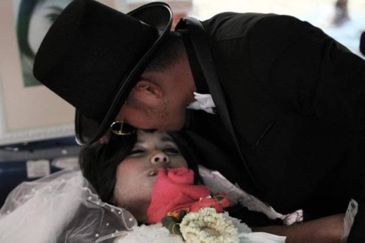 El hombre que se casó con el cadáver de su novia. Un tailandés de 28 años llamado Chadil Deffy se casó con el cadáver de su novia muerta en un accidente de tráfico para unir sus almas en la eternidad en una ceremonia budista. “Nuestro amor fue algo muy grande, pero por lástima no podemos viajar al pasado y cambiarlo. La vida es corta, hoy cumplo mi deseo y agradezco a todos los que están presentes”, afirmó.