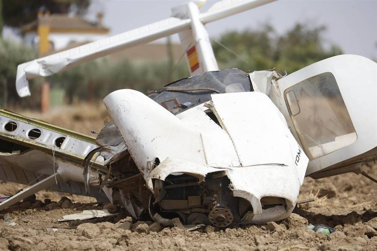 Al menos dos personas murieron y otras 18 resultaron heridas este jueves al estrellarse una avioneta contra el techo de un almacén comercial en la ciudad de Fullerton, en el sur de California, lo que provocó un incendio en el interior del edificio.