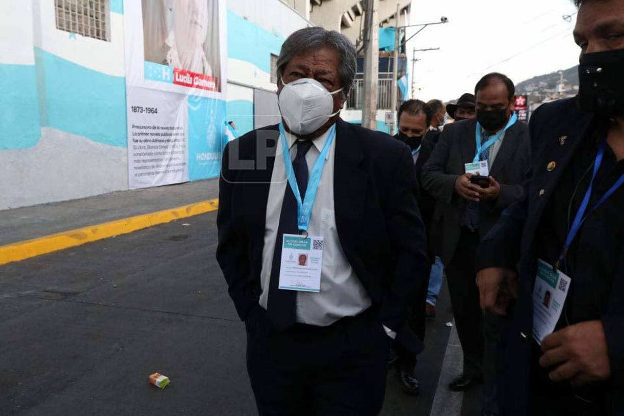 El entrenador y exfutbolista Ramón Enrique “Primitivo” Maradiaga llegó con traje y corbata para la toma de posesión de Xiomara Castro.