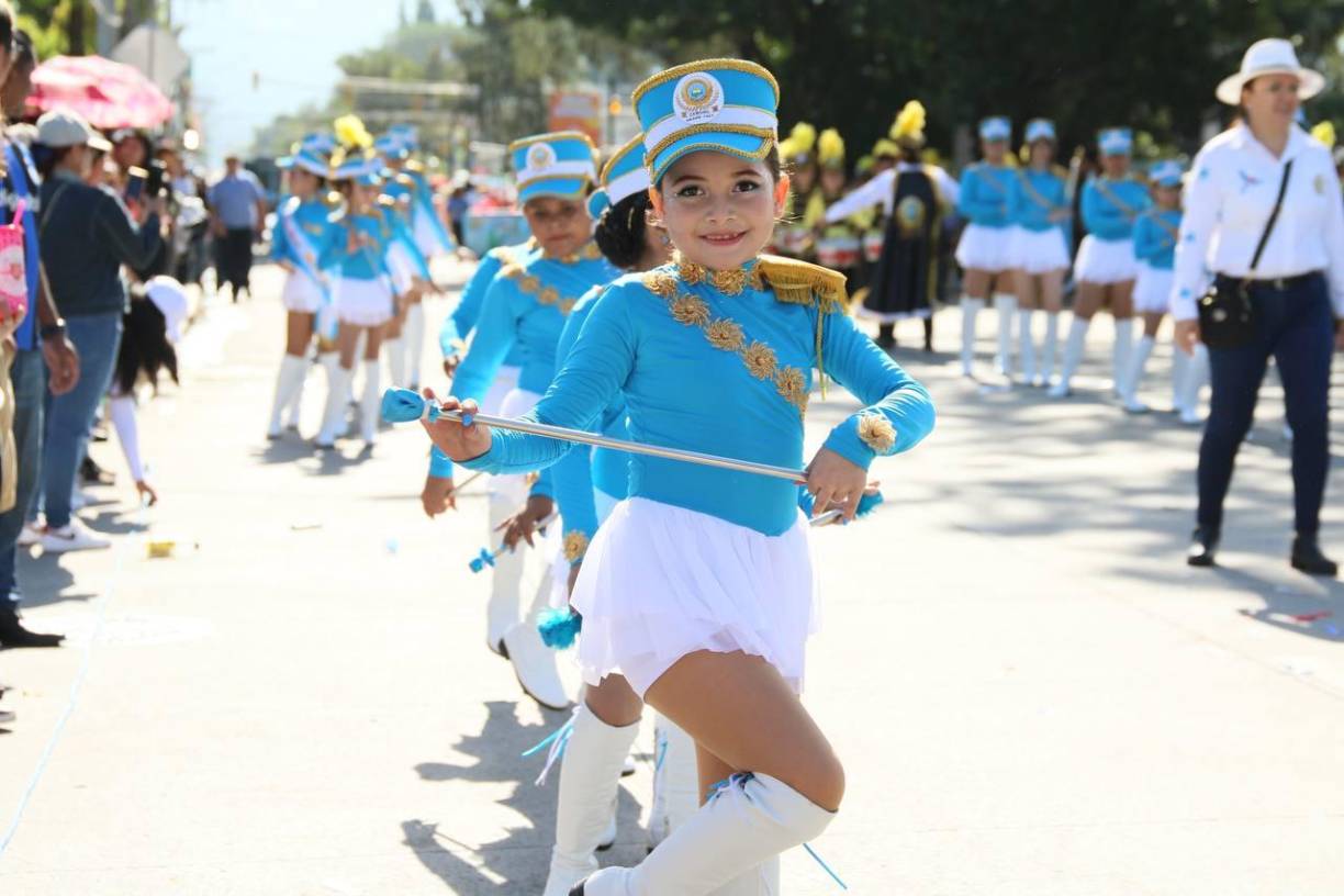 Esta pequeña muestra sus habilidades como palillona en los desfiles que se llevan a cabo en Tegucigalpa. 