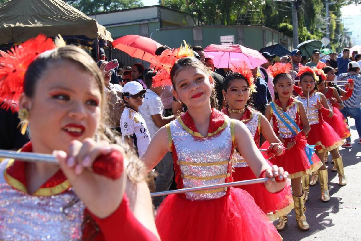En Tegucigalpa, los centros educativos engalanaron la ciudad con coloridos cuadros de pequeñas palillonas y otros grupos. 