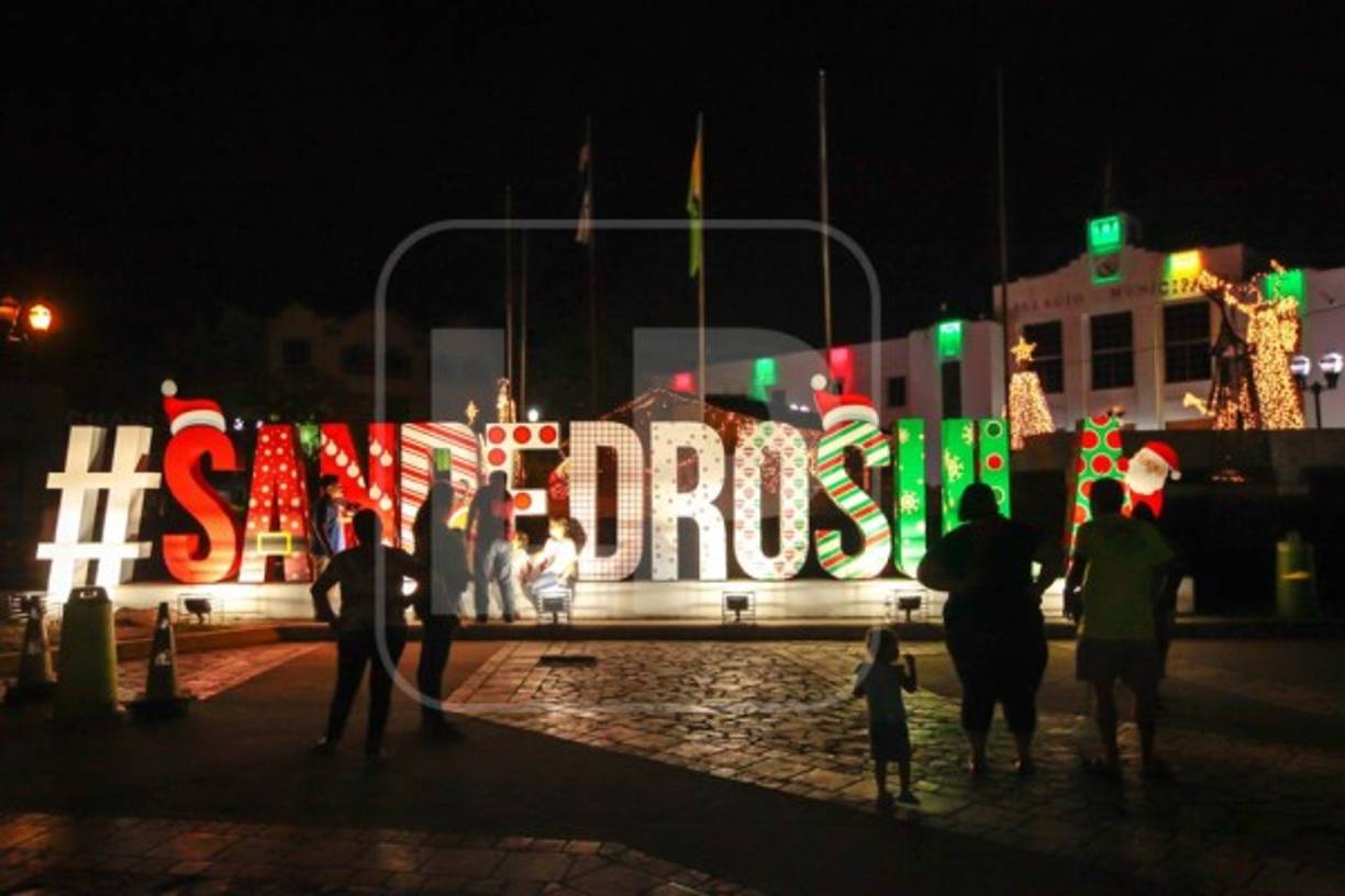 as autoridades dieron por iniciadas las actividades decembrinas con el encendido de luces. Las decoraciones navideñas y las luces están alrededor del parque. <br/>