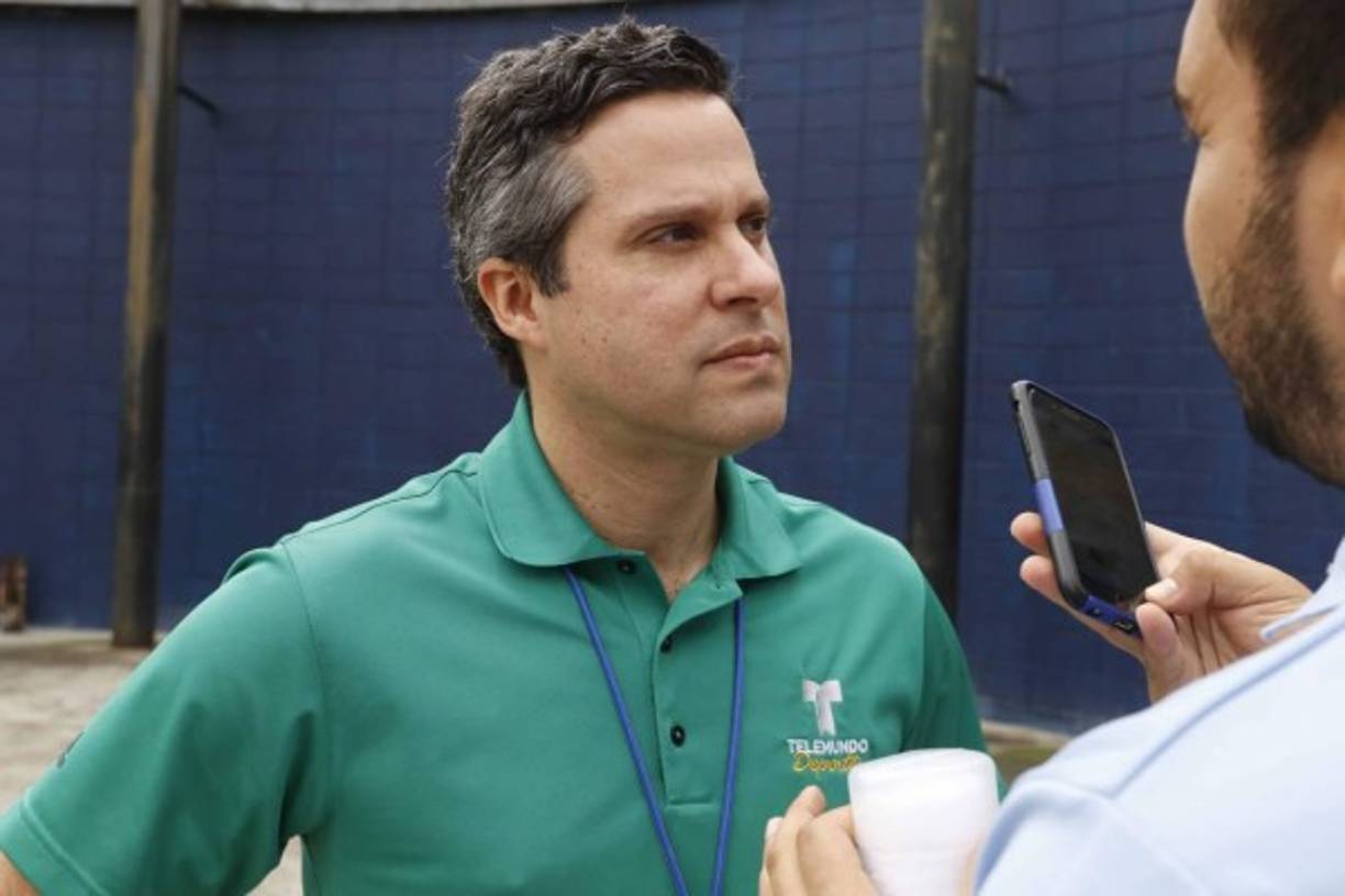 El hondureño Copán Álvarez, periodista de Telemundo, también estuvo presente en la práctica.