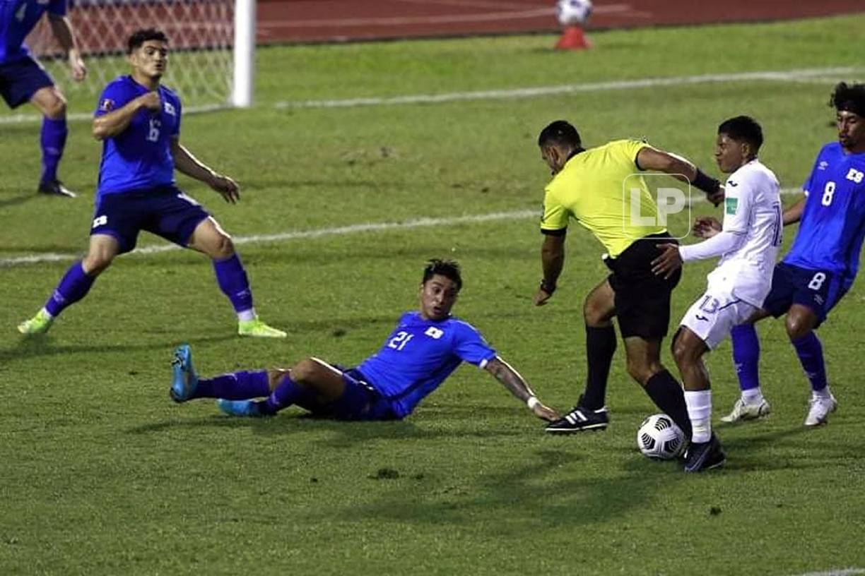 El árbitro costarricense Keylor Herrera bloqueó a Bryan Moya en un ataque hondureño y evitó el disparo del delantero.