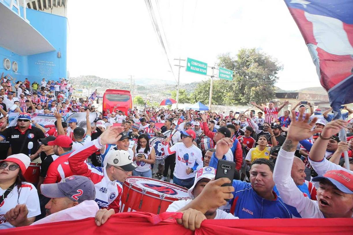 La Ultra Fiel montó la fiesta a la llegada del Olilmpia al estadio Nacional Chelato Uclés.