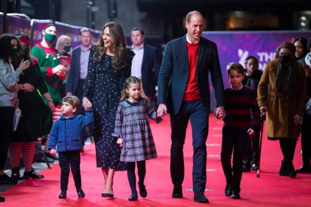 Tras su polémica gira por Reino Unido en el tren de la reina Isabel II, los duques de Cambridge, William y Kate Middleton, llevaron a sus hijos este viernes a disfrutar de una obra de teatro para agradecer a los trabajadores en primera línea contra la pandemia.
