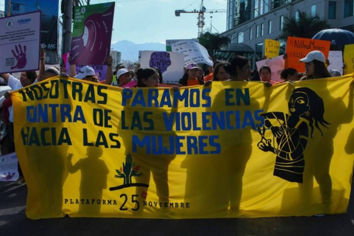 Desde una huelga general de mujeres en España hasta una carrera femenina en un antiguo feudo del grupo Estado Islámico en Irak, cientos de manifestaciones marcaron este jueves 8 de marzo el Día Internacional de los Derechos de las Mujeres.<br/><br/>En Honduras, centenares de personas marcharon hoy en San Pedro Sula y Tegucigalpa, para exigir a las autoridades equidad de género y que se frene la violencia machista.