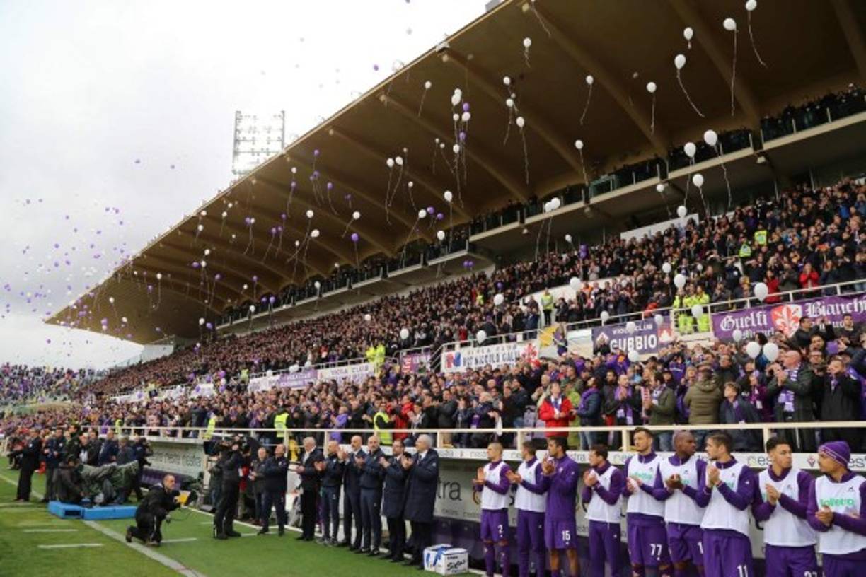 Los alrededores del Artemio Franchi presentaban banderas, globos, fotos, dibujos de niños, bufandas, camisetas, todo con motivo de Astori. Además de coronas de flores enviadas por clubes de toda Italia y depositadas por aficionados.
