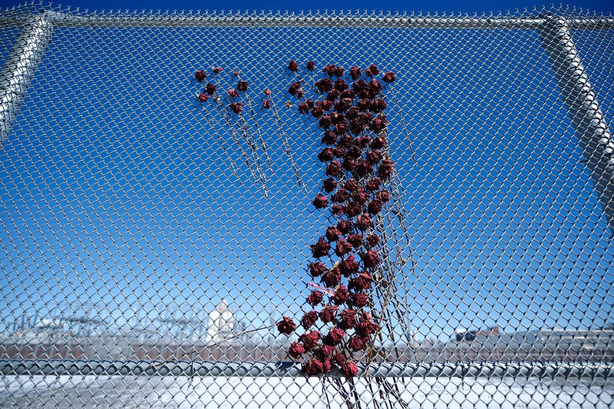 Las celdas son pequeñas y están amuebladas solo con una cama de concreto, una ducha y retrete, sin mesas o sillas con respaldo. Los guardias pueden ver el interior de las celdas a través de una cámara dirigida a la ducha y otra por encima del inodoro o la cama.