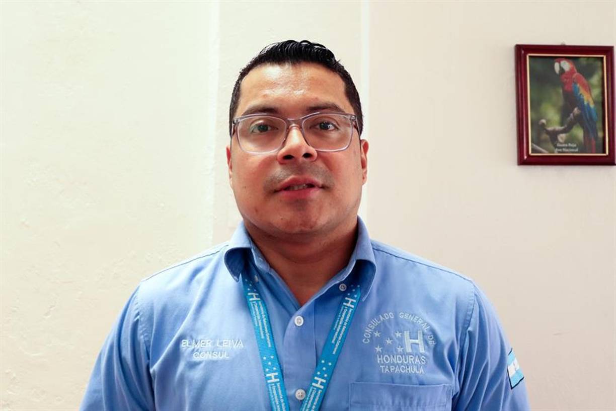 Elmer Misael Leiva, el cónsul de Honduras en Tapachula, la mayor ciudad de la frontera sur de México, pidió este jueves a sus connacionales “no exponerse” en las caravanas migrantes que han despertado polémica entre el Gobierno mexicano y el próximo presidente de Estados Unidos, Donald Trump.