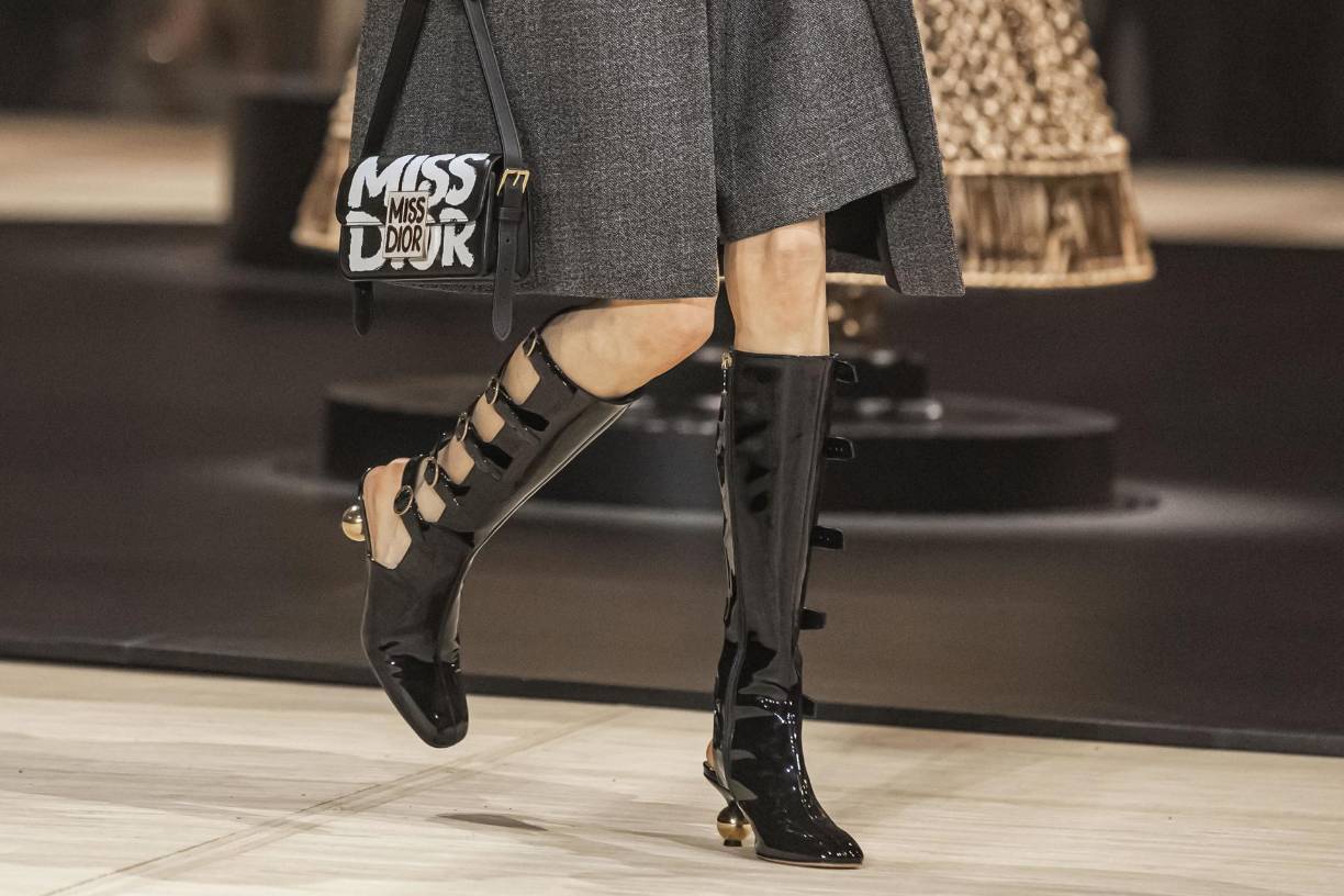 Era una época en la que la vida, los gustos, hábitos y ocupaciones de la mujer cambiaban, y había que adaptar su ropa. De ahí una moda que, además de vestir bien a su portadora, le permitiera una nueva libertad de movimientos. 