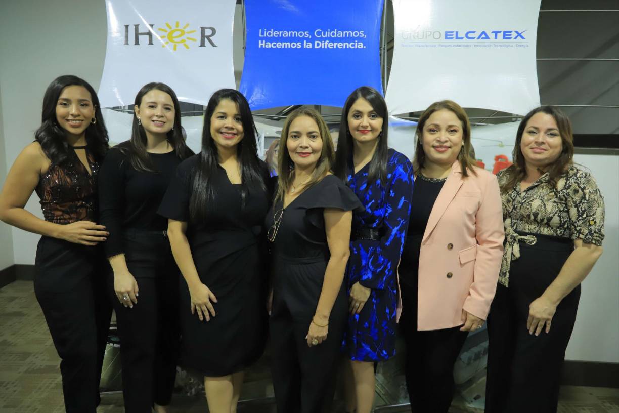 Larissa Kelly, Kenia Paz, Eliana Perentena, Cristina Alemán, Cinthia Fernández, Gisela Martínez y Nohemy Ramírez.