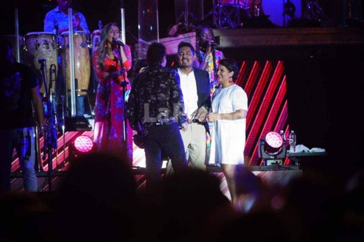 Durante el concierto de Carlos Vives, Allan Zúniga le pidió matrimonio a su novia Marlen Rajo mientras sonaba el tema 'Volví a nacer' y pusieron el toque romántico a la espectacular noche.