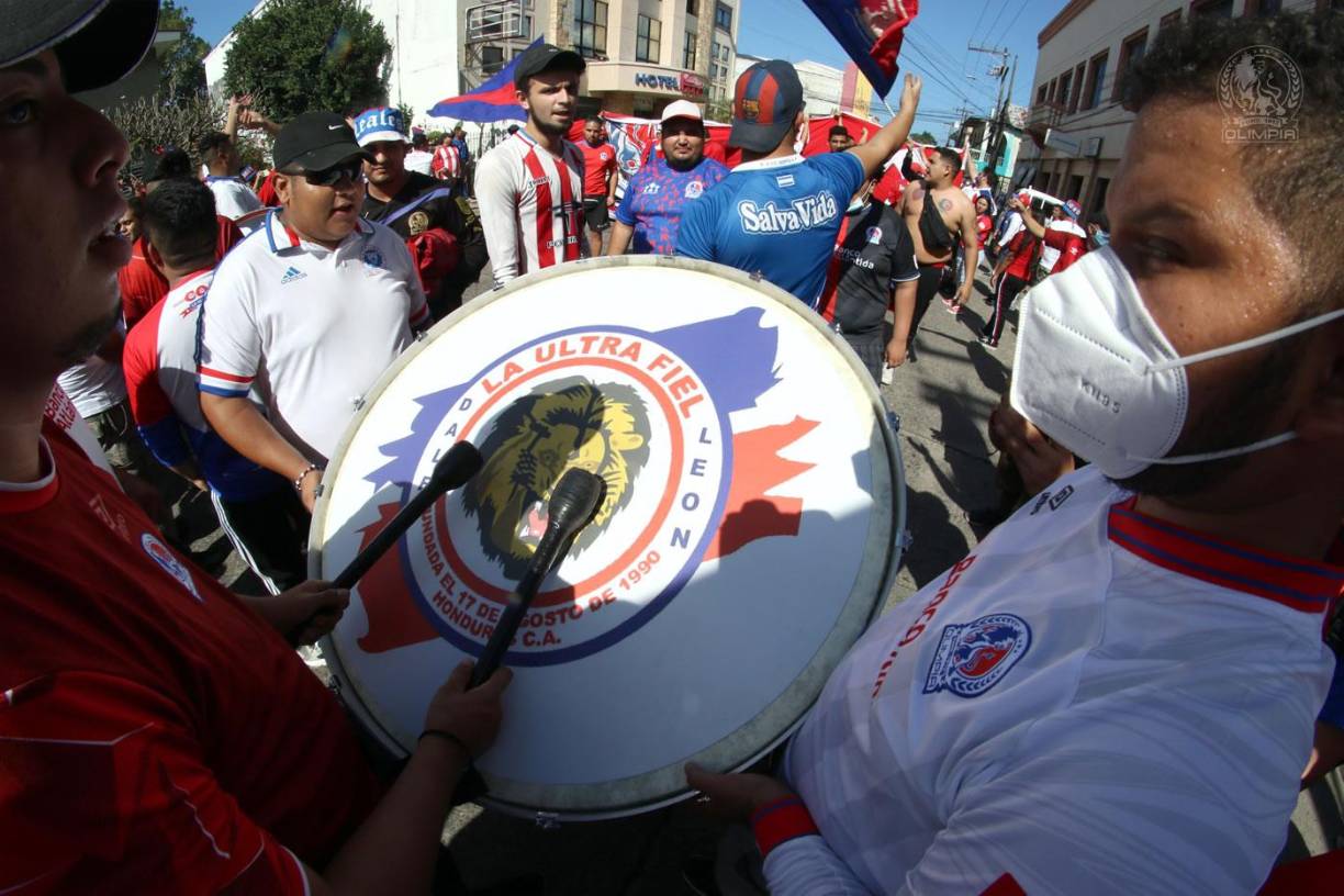 Con bombos y cánticos alentaron los aficionados del Olimpia a su equipo en La Ceiba.