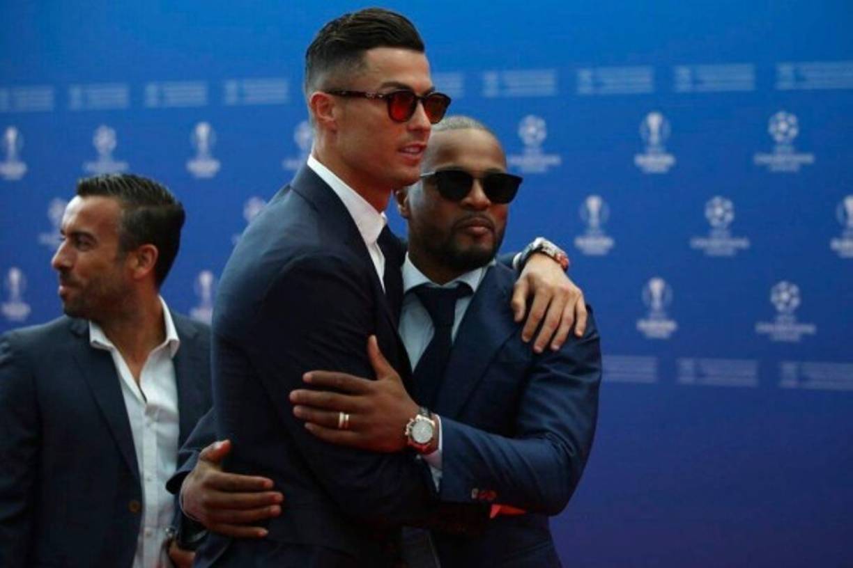 Cristiano Ronaldo saludando a su amigo y excompañero Patrice Evra en la alfombra roja.