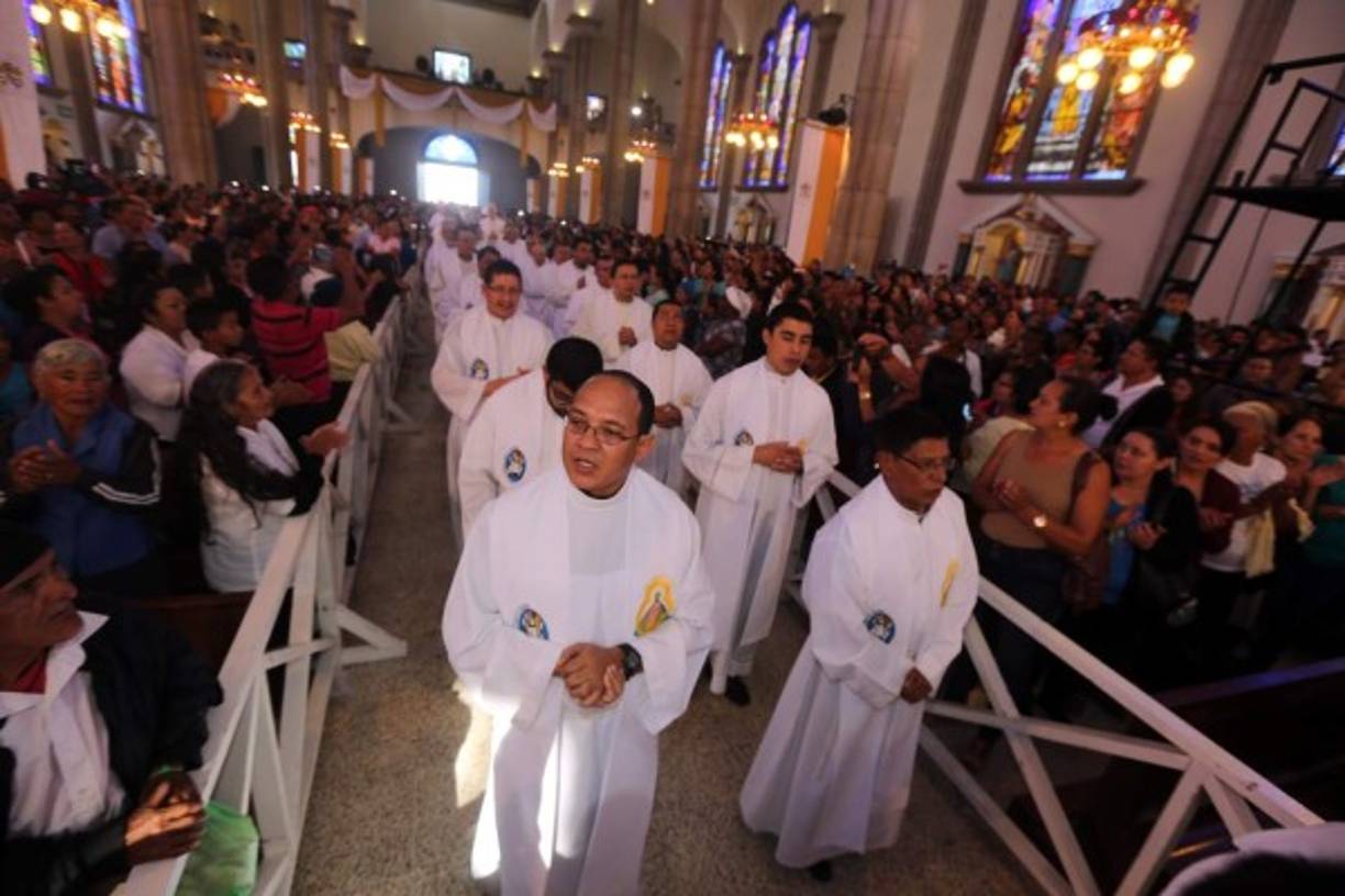 Procesión de seminaristas camina por el corredor central de la Basílica.