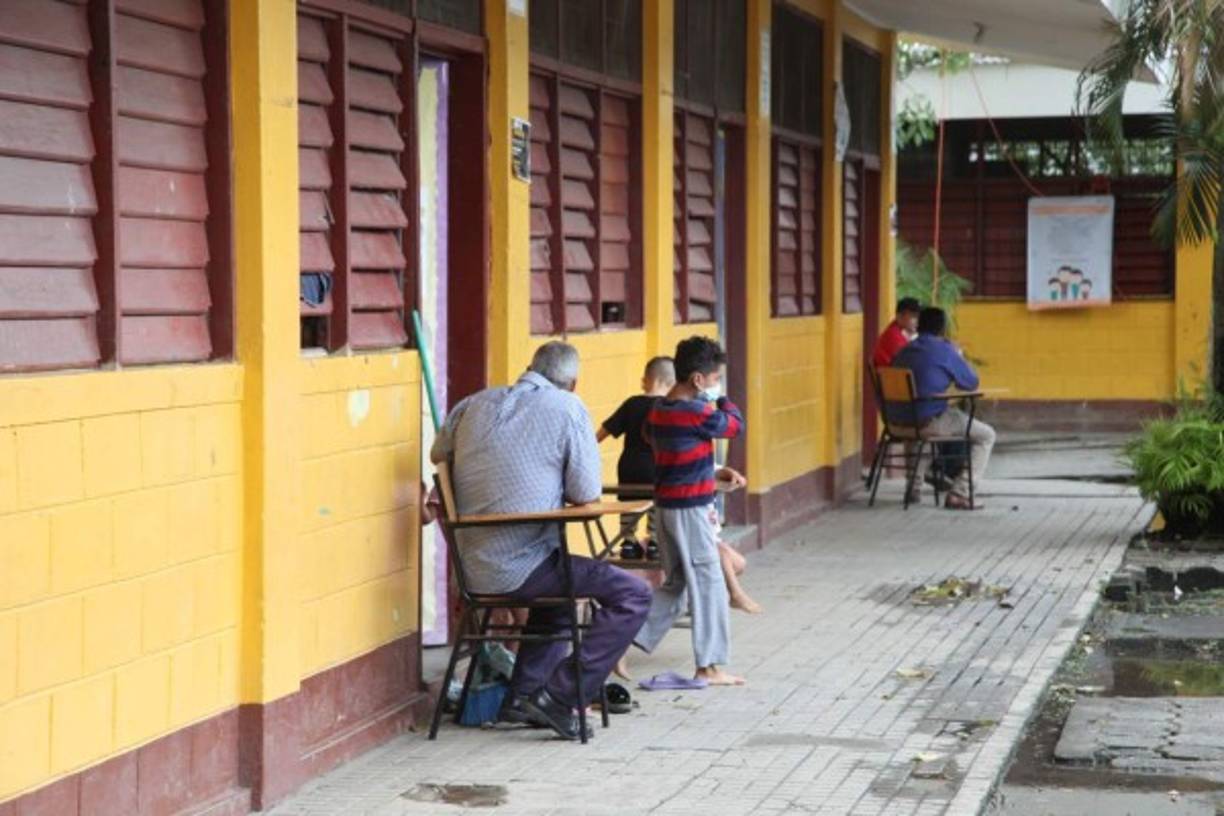 Gran cantidad de adultos mayores están viviendo en los albergues, donde las medidas de bioseguridad ante el covid-19 no se cumplen.