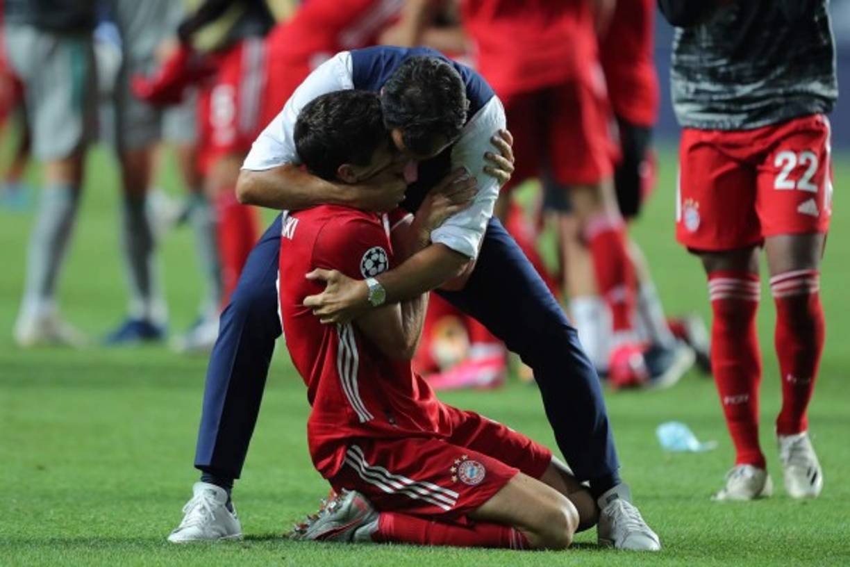 Robert Lewandowski celebra con el directo deportivo del Bayern, Hasan Salihamidzic.