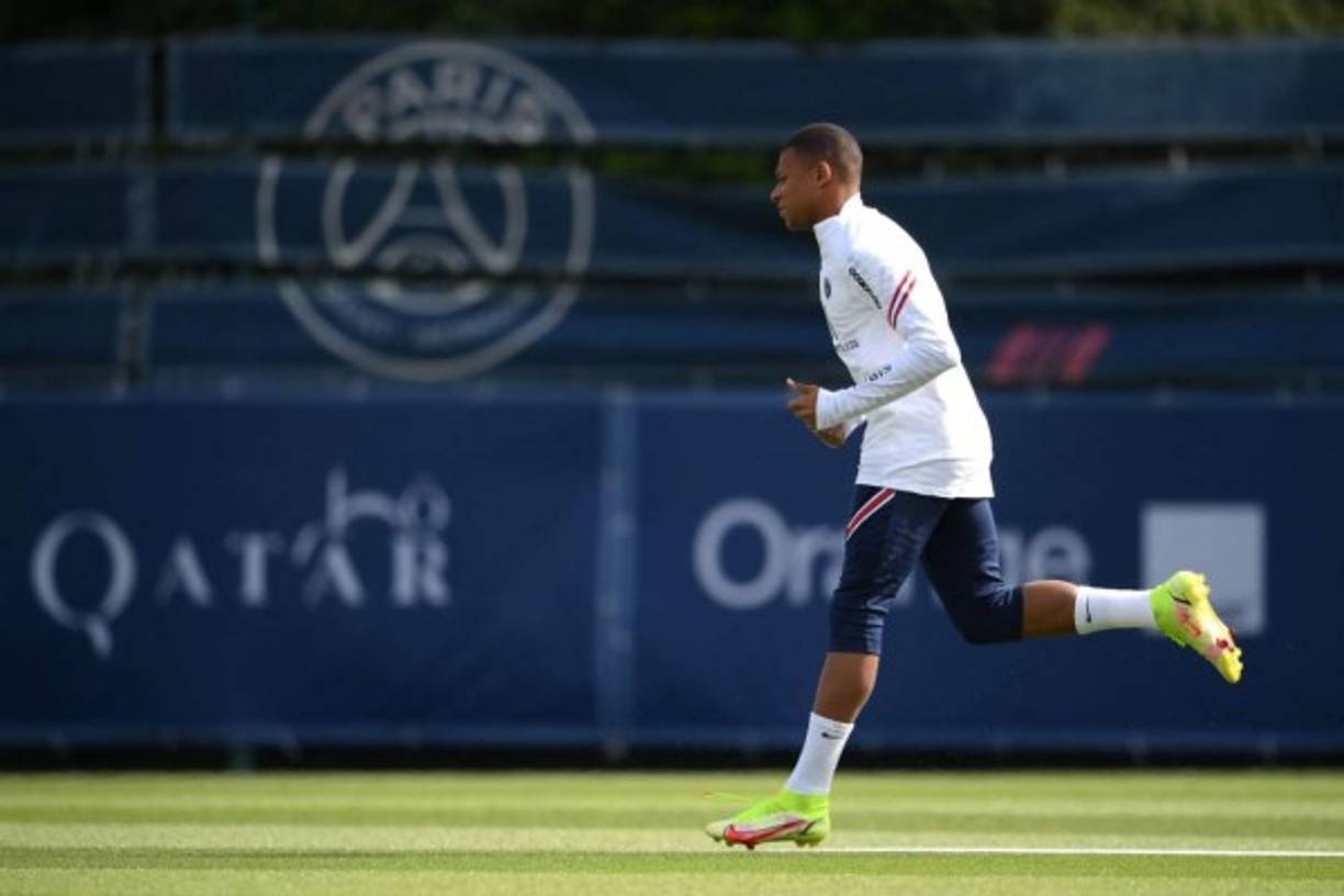 Kylian Mbappé corriendo para incorporarse al entrenamiento del PSG previo al partido del domingo contra el Reims.