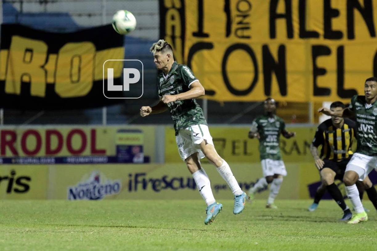 El mediocampista de Santa Cruz de Yojoa despejando el balón de cabeza.