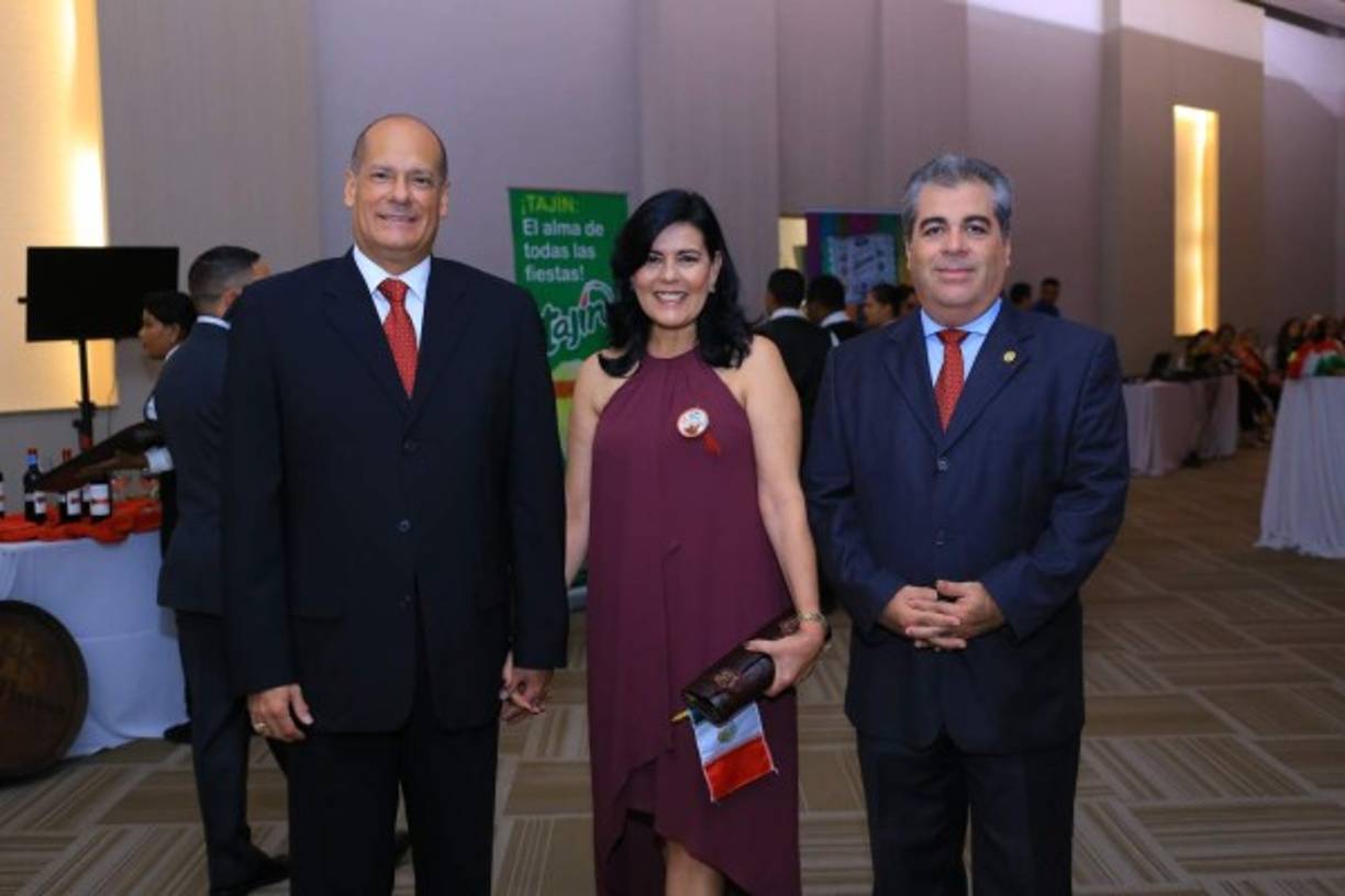 Roberto y Marisol Álvarez con Luis Ferraté.