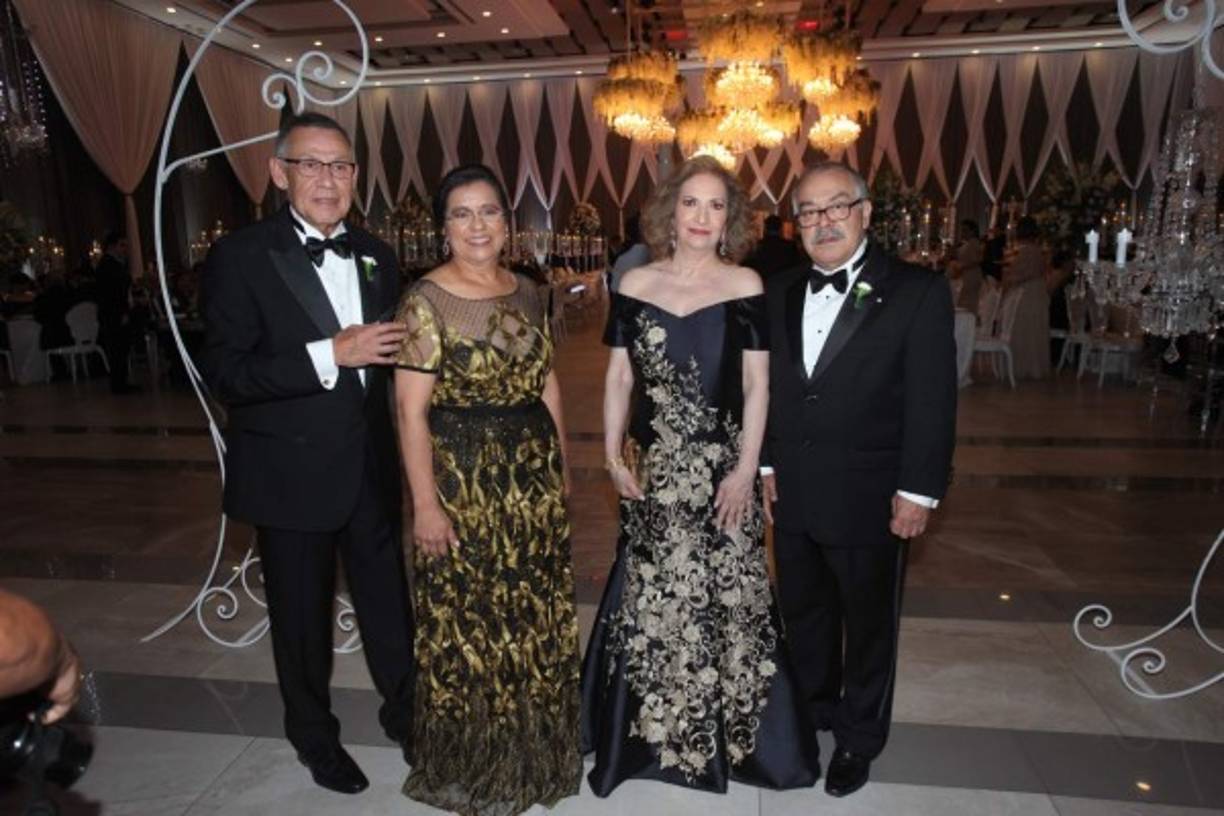 Carlos e Isabel Imendia junto a Sara y Osmín Rivera.