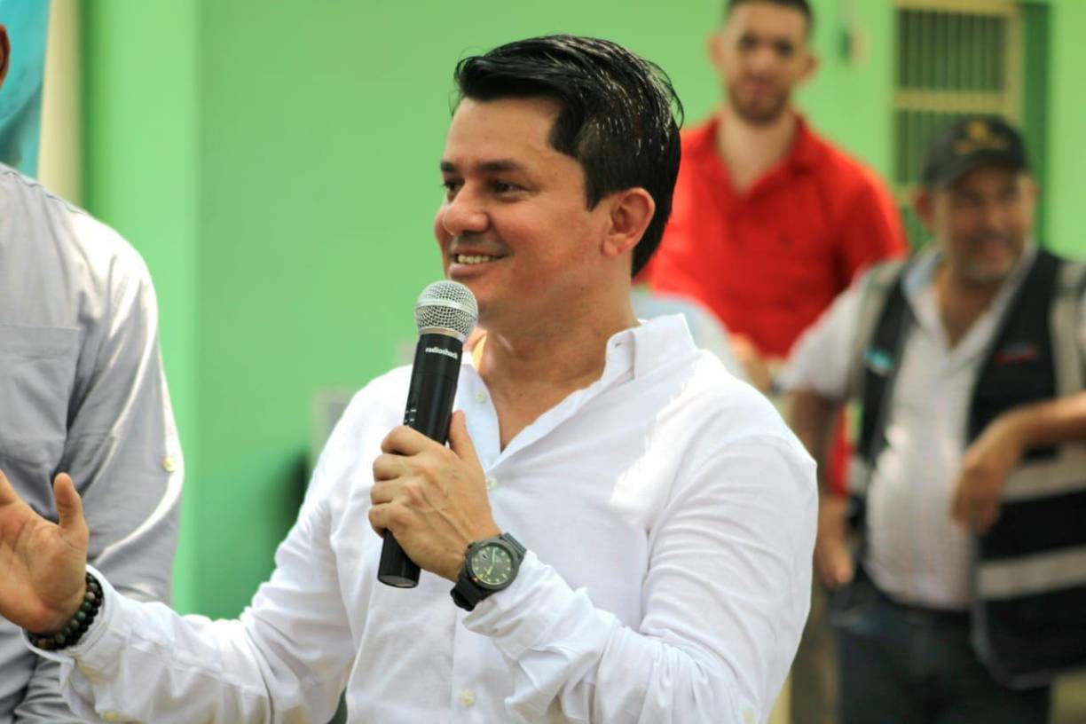 Las críticas hacia el congresista apuntan a una posible contradicción en su discurso, ya que una figura clave de su partido participó en el mismo tipo de encuentro que él había condenado públicamente. 