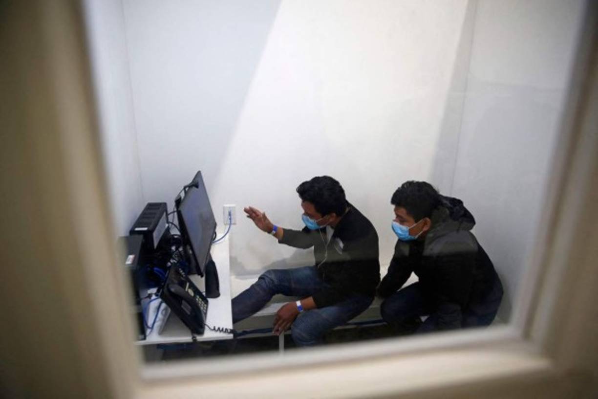 Los menores pueden llamar a sus familiares desde una cabina en el centro de detención.