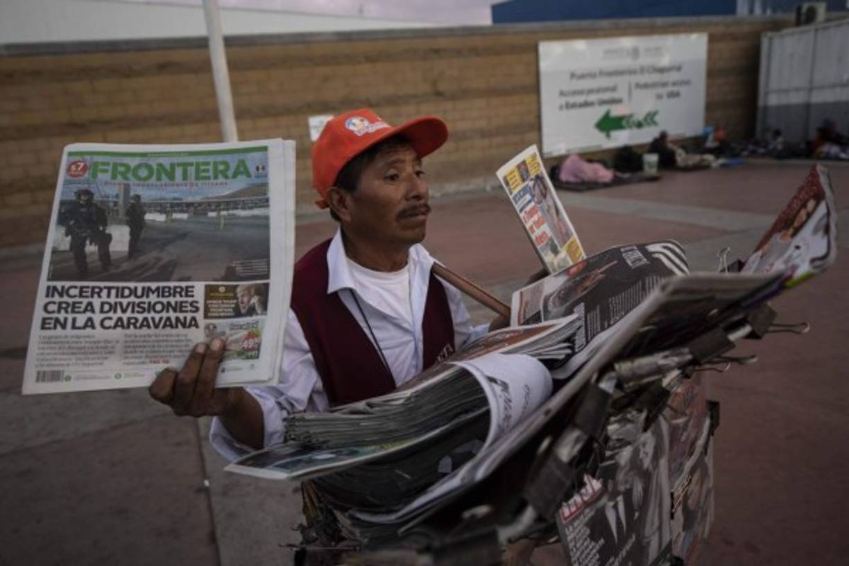 La marcha de migrantes a El Chaparral salió del albergue que ocupan en Tijuana al tiempo que las autoridades de Estados Unidos cerraron por casi una hora la garita fronteriza de San Ysidro por un simulacro de seguridad.