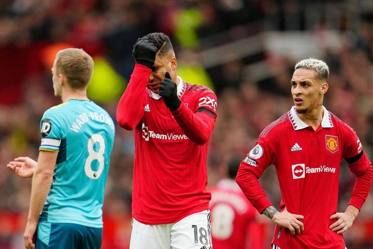 Casemiro se lamentó por su expulsión y su primera reacción fue taparse la cara.