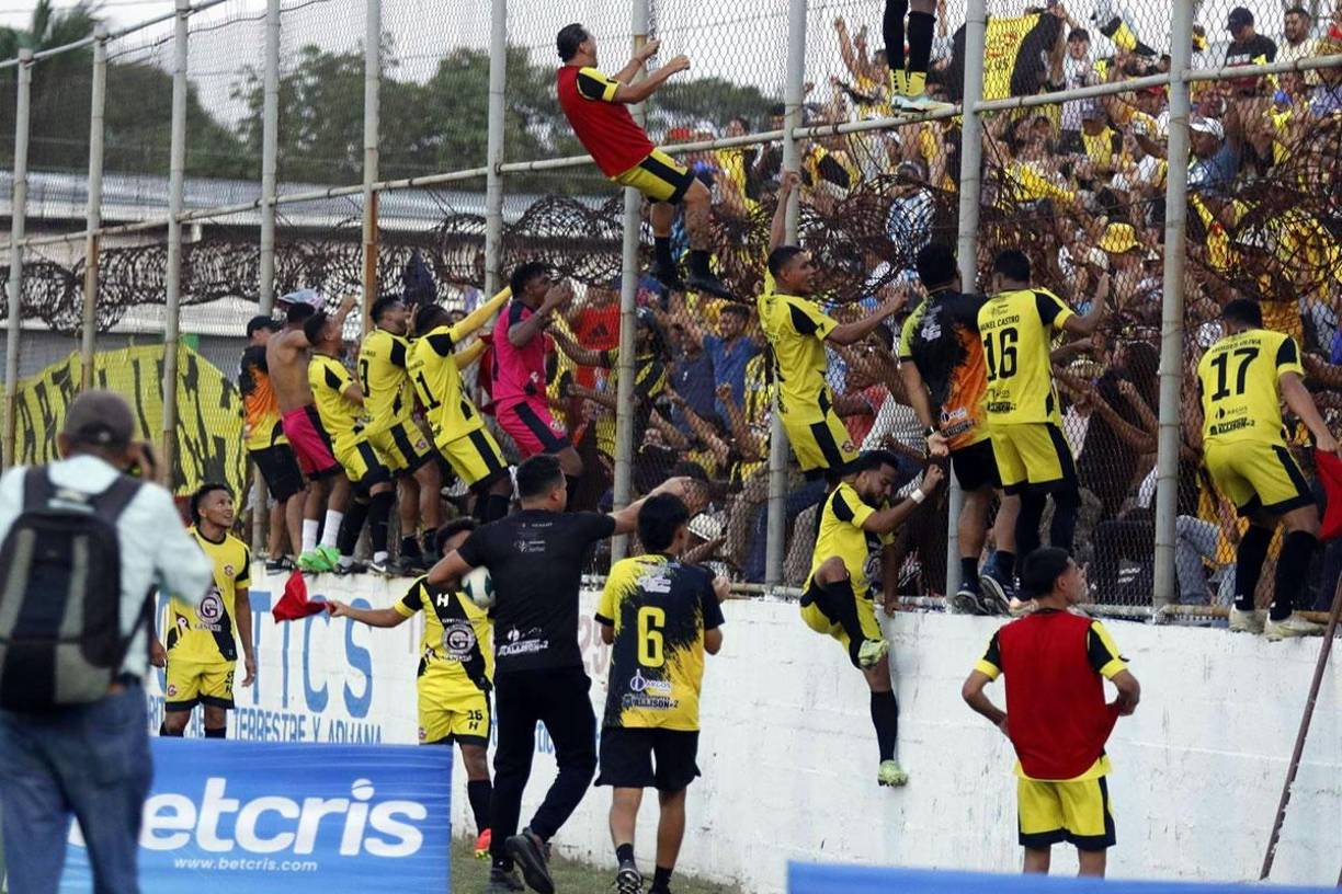 Los jugadores del Génesis se fueron al cerco donde estaban los aficionados del equipo comayagüense para celebrar con ellos.