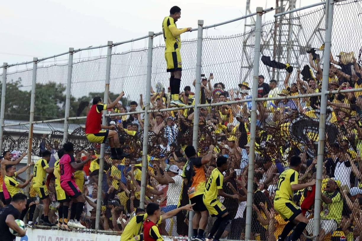 Los jugadores del Génesis se fueron al cerco donde estaban los aficionados del equipo comayagüense para celebrar con ellos.
