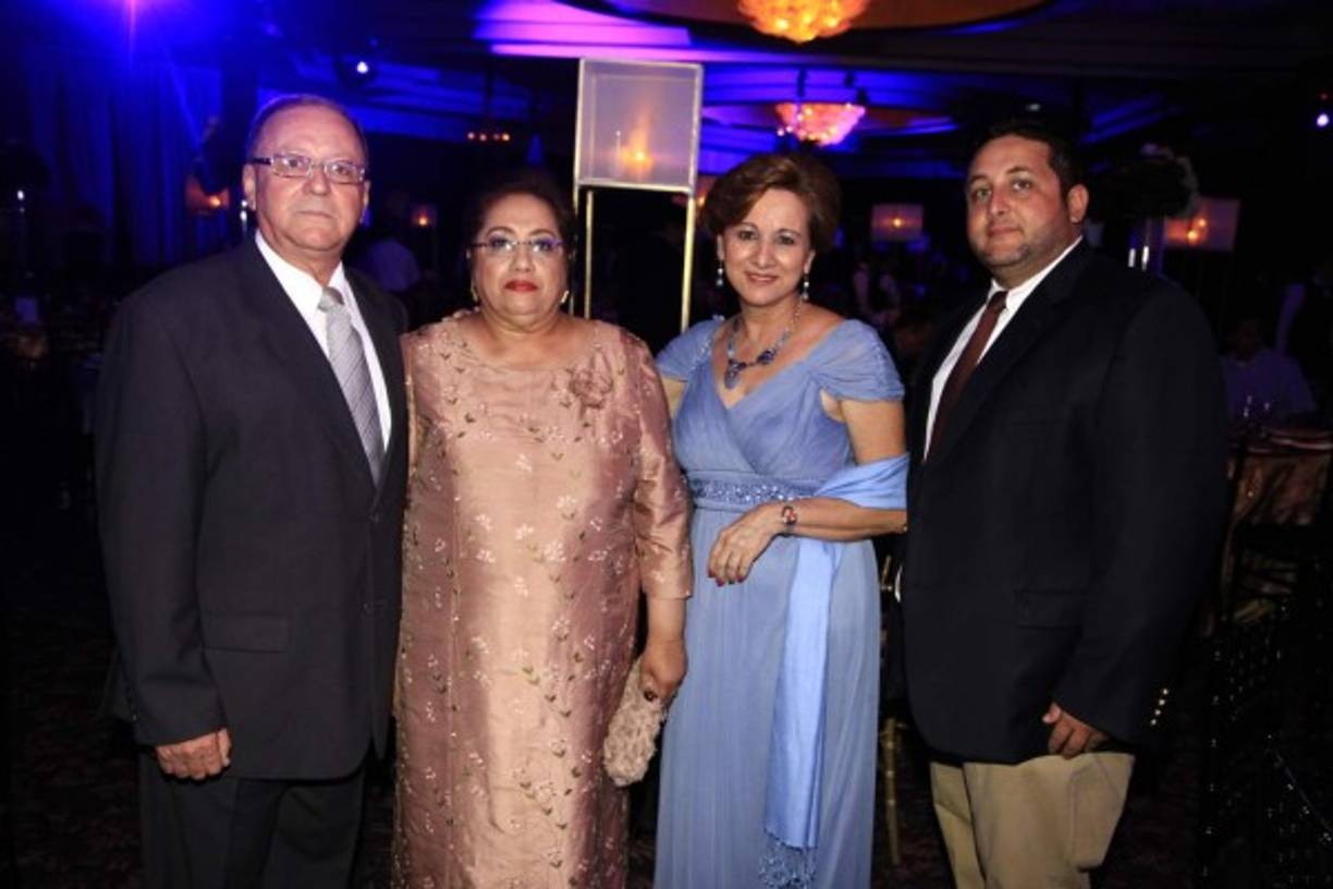 Milton y Rina Simón, Lizeth Nassar y Fernando Simón.