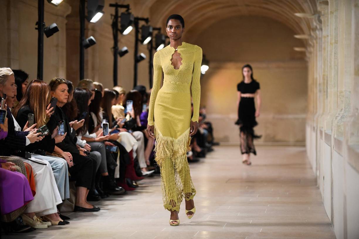 Diseños con mallas y flecos.