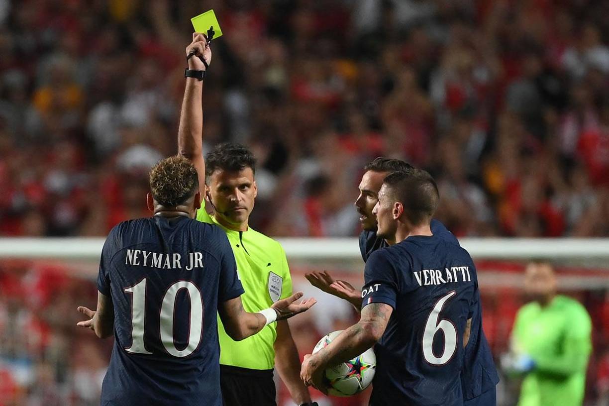 Neymar se enfadó con el árbitro español Jesús Gil Manzano por la tarjeta amarilla que le mostró tras una falta.