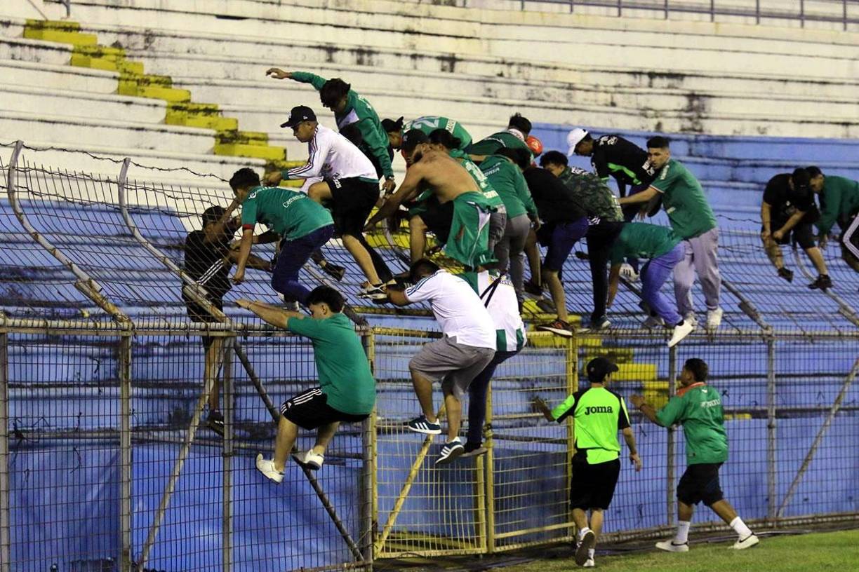 Aficionados del Marathón se regresaron a las gradas tras el accionar de la Policía Nacional.