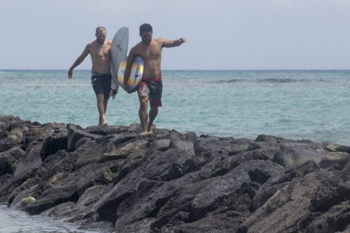Varios hawaianos aprovecharon las gigantescas olas antes de la llegada de Lane para surfear.