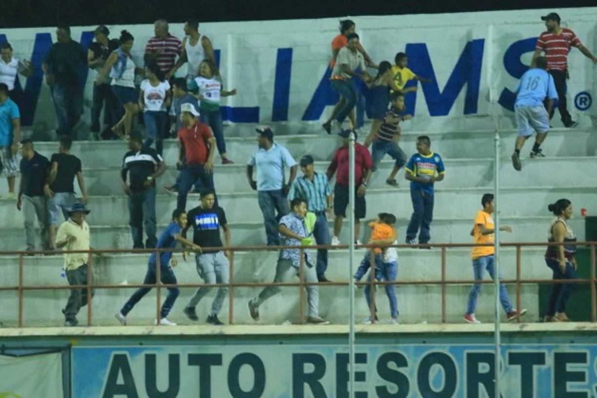Tras el final del partido, las barras del Marathón y Juticalpa se enfrentaron.